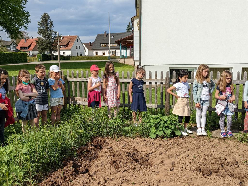 Schüler im Schulgarten der Grundschule Hardt