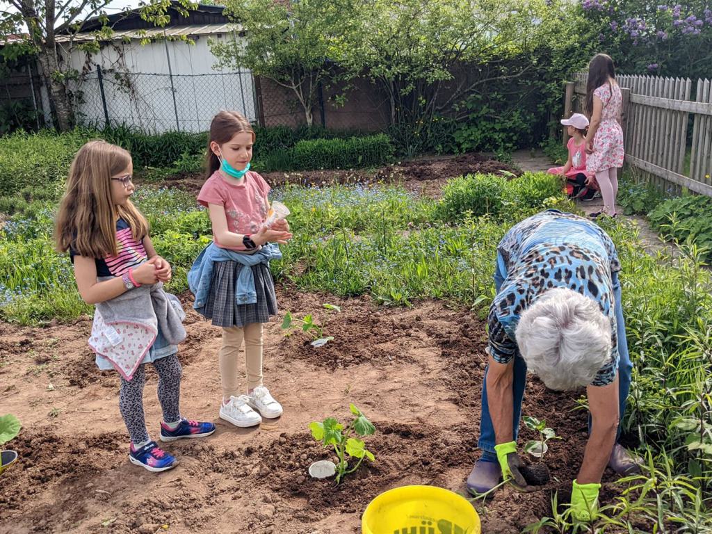 Schüler im Schulgarten der Grundschule Hardt