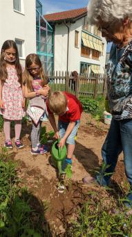 Schüler bei Pflanzarbeiten im Schulgarten der Grundschule Hardt