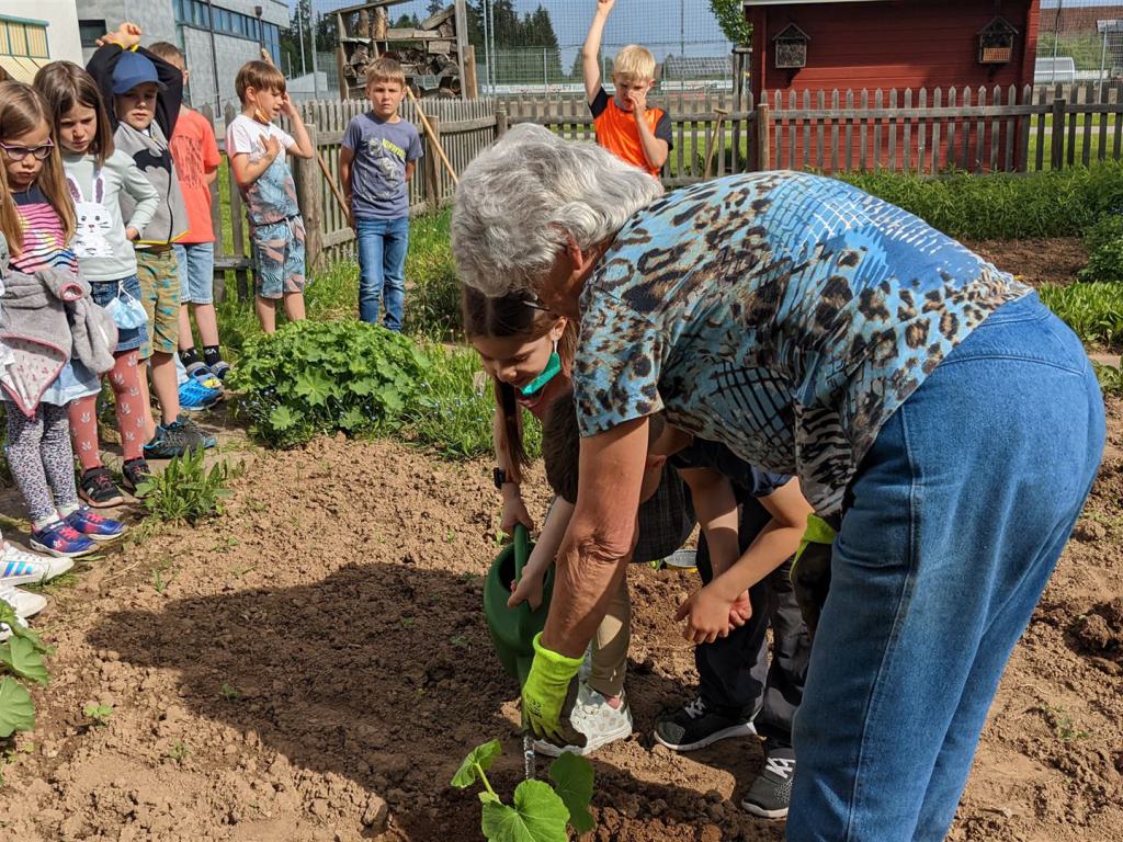 Schüler im Schulgarten