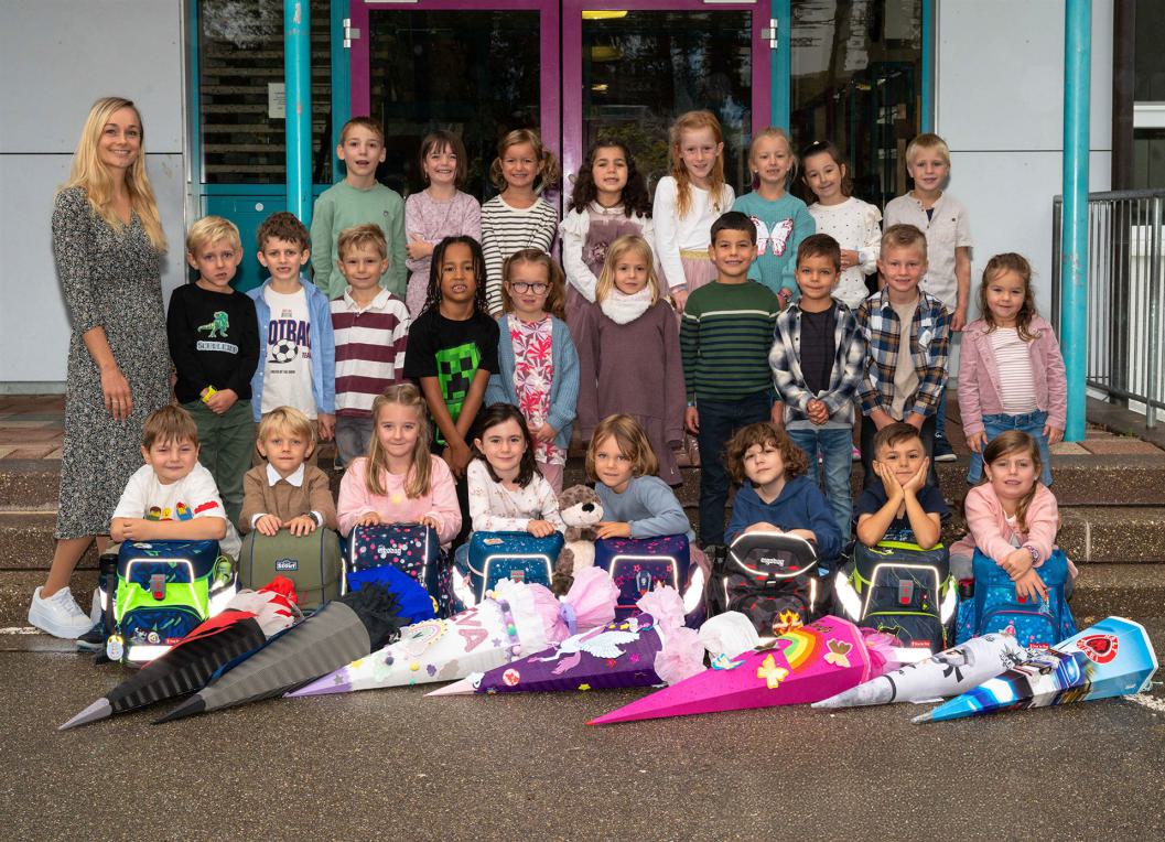 Klasse 1 2025 mit Klassenlehrerin Frau Böhler