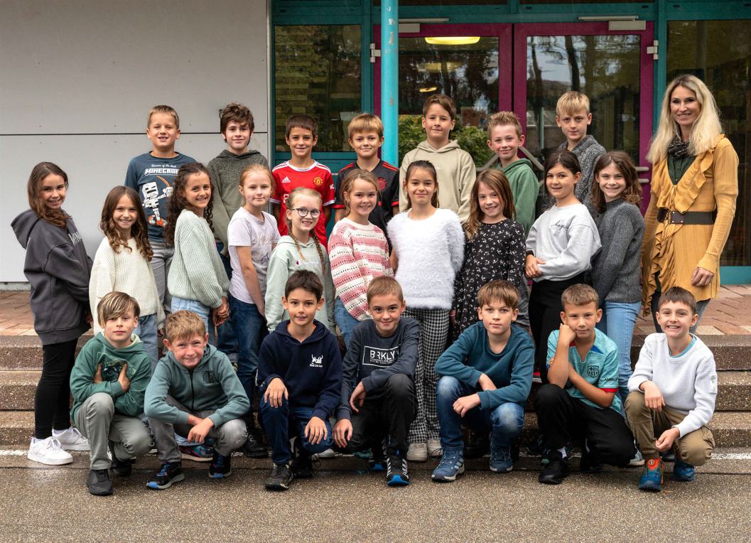 Klasse 4 2025 mit Klassenlehrerin Frau Klimmek