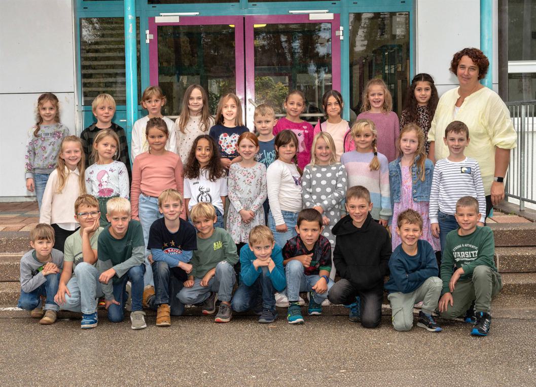 Klasse 2 2025 mit Klassenlehrerin Frau Staiger