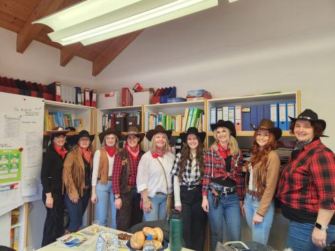 Frauen mit Fasnachts-Cowboyhüten in einem Zimmer
