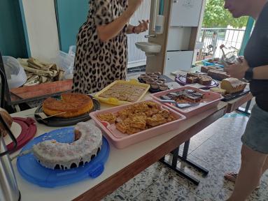 Ein reich gedecktes Buffet mit verschiedenen süßen und herzhaften Backwaren auf einem Tisch.