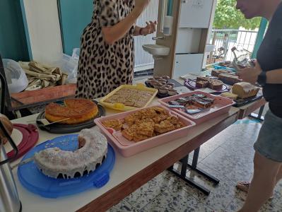 Ein reich gedecktes Buffet mit verschiedenen süßen und herzhaften Backwaren auf einem Tisch.