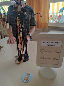 Eine Ausstellung verschiedener mittelalterlicher Schmuckstücke wie Halsketten und Armbänder.