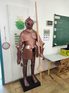 Zwei Actionfiguren und ein großes Prop-Schwert sind auf einem Tisch arrangiert.